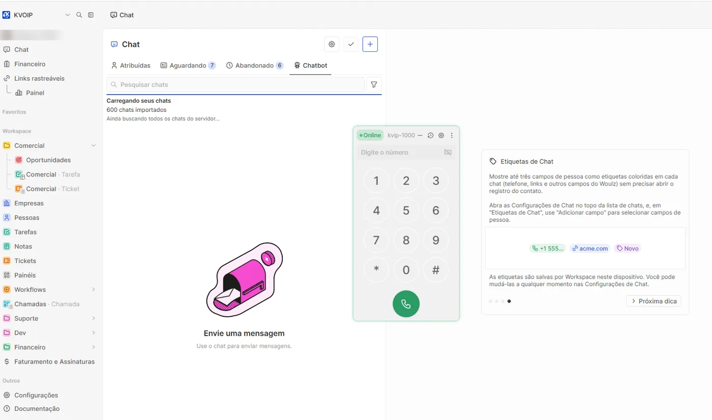 Chat de WhatsApp multiagentes no Woulz com abas de atribuídas, aguardando, abandonado e chatbot, e o softphone do ramal aberto