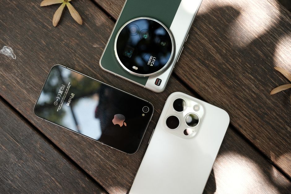 Composição aérea de múltiplos smartphones sobre uma superfície de madeira, destacando a tecnologia contemporânea.