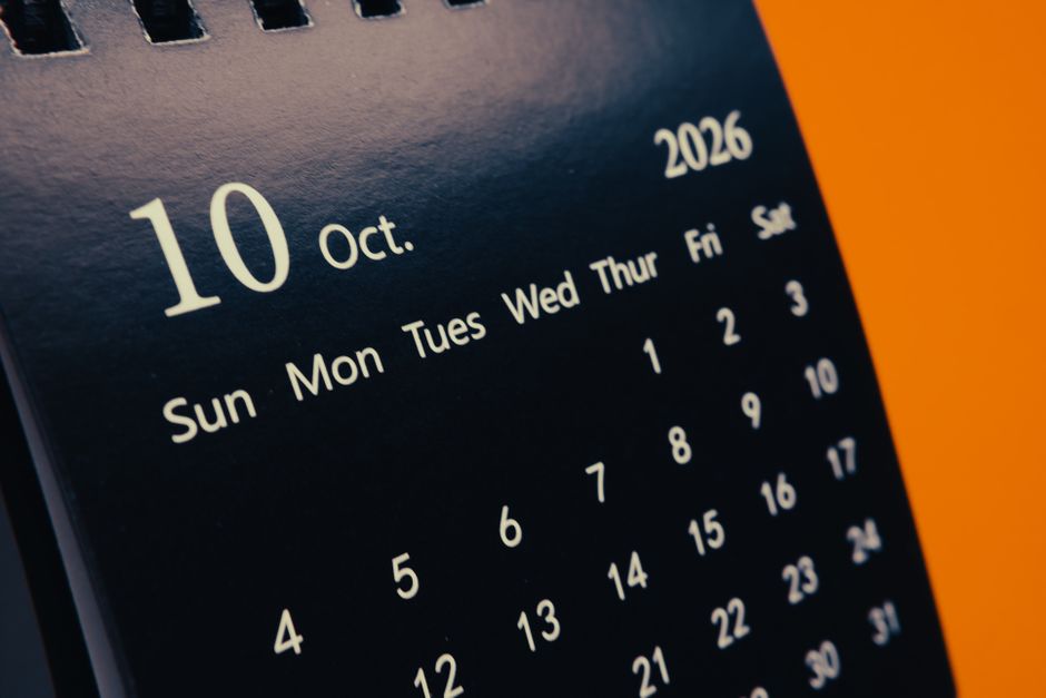 Uma visão detalhada de uma página de calendário mostrando outubro de 2026 com foco no dia 10 de outubro.
