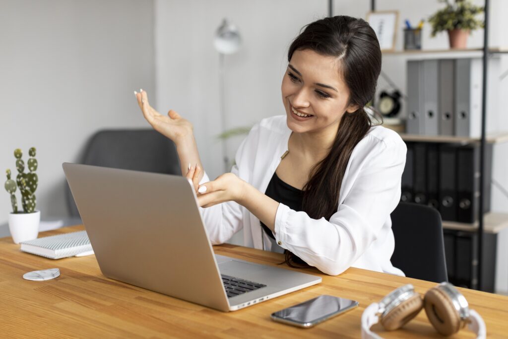 Mulher falando pelo computador