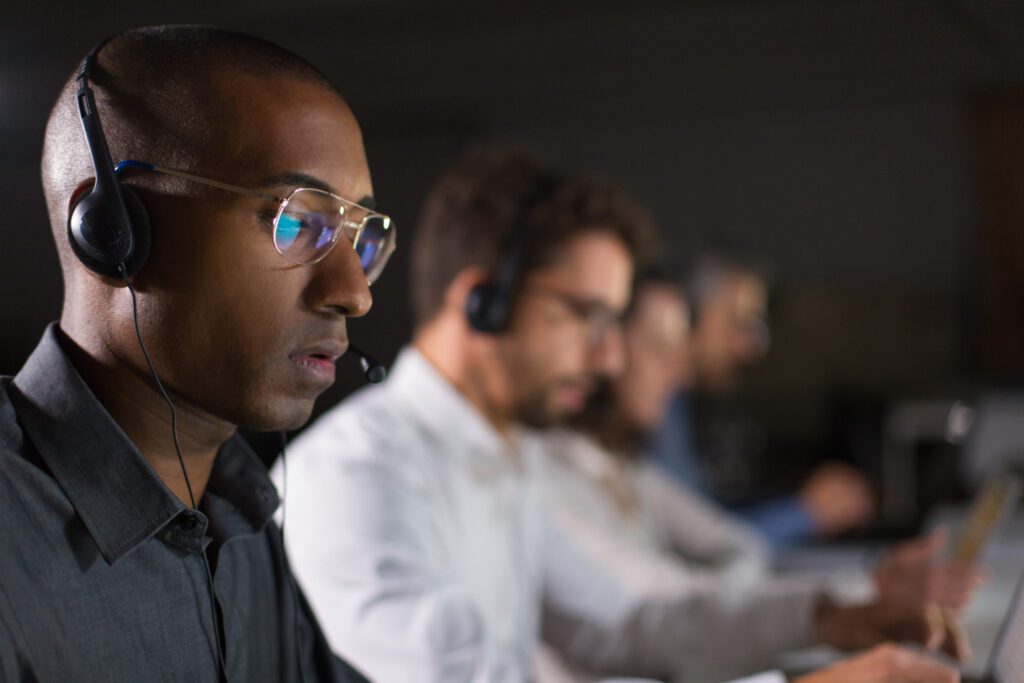 Agentes de atendimento em call center